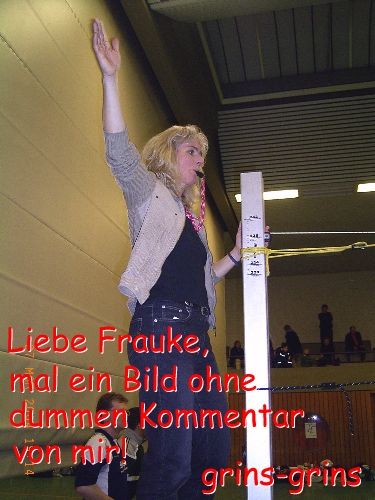Nuckelst Du immer an fremde Dinge herum? Und dabei auch noch winken! Das nenn ich Cool!